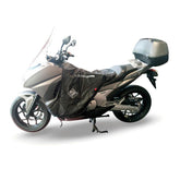 Coprigambe Termoscud R195X, un coprigambe impermeabile con fodera termica. In uso su scooter. Di Tucano Urbano.